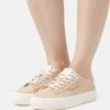 ESPRIT Sneakers Laag - Sand